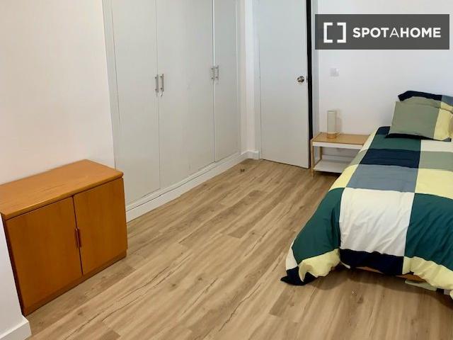 Habitación piso de 5 habitaciones en alquiler en Cartagena