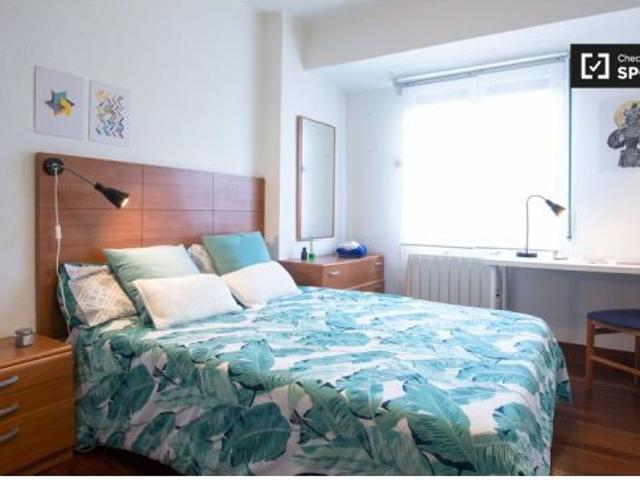 Habitación privada con cajonera en apartamento de 3 habitaciones en Begoña, Bilbao