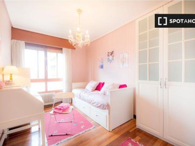 Habitación privada con calefacción en apartamento de 5 dormitorios en Begoña