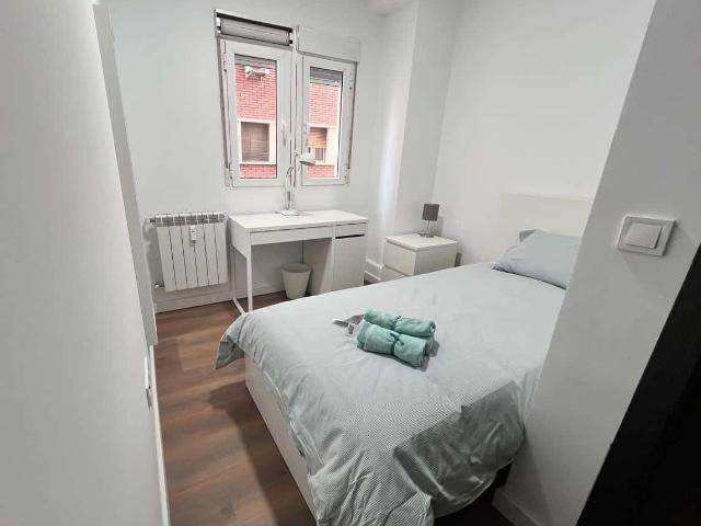 Habitacion privada en calle Gasometro, Madrid