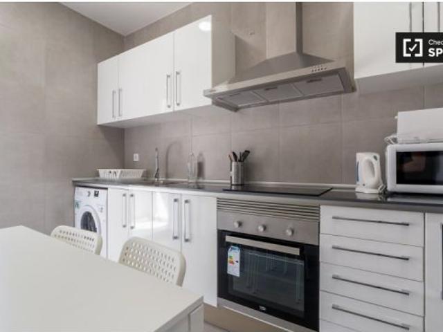 Habitación renovada en alquiler en un apartamento de 5 dormitorios en L' Eixample