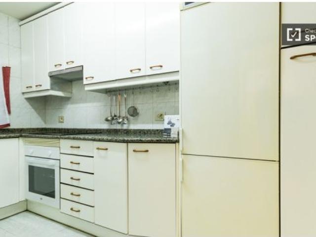 Habitación soleada con amplio espacio de almacenaje en piso compartido, Retiro