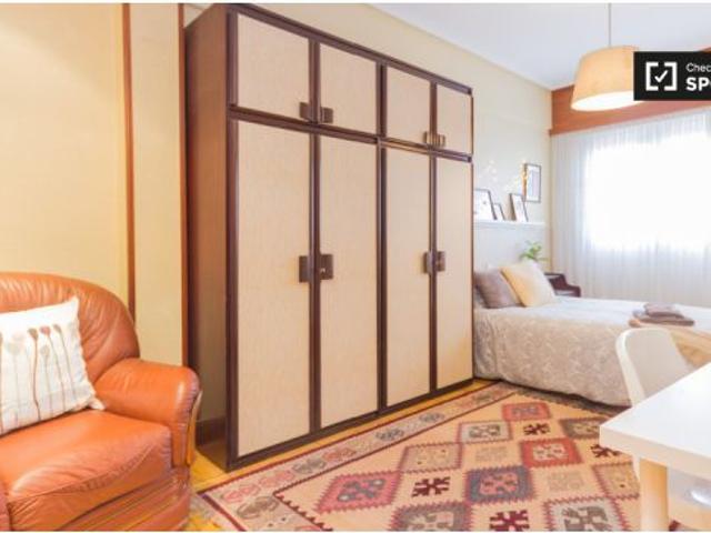 Habitación soleada con amplio espacio de almacenamiento en el apartamento de 3 dormitorios, Rekalde