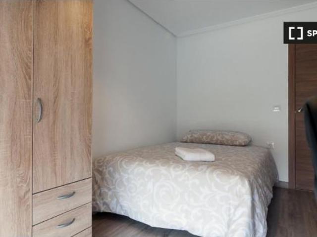 Habitación soleada con armario empotrado en un apartamento de 4 dormitorios, Benimaclet