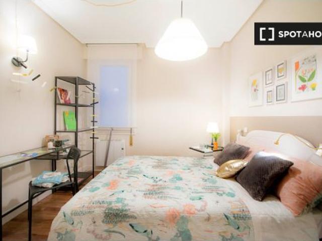Habitación soleada con calefacción en un apartamento de 3 dormitorios, Uribarri