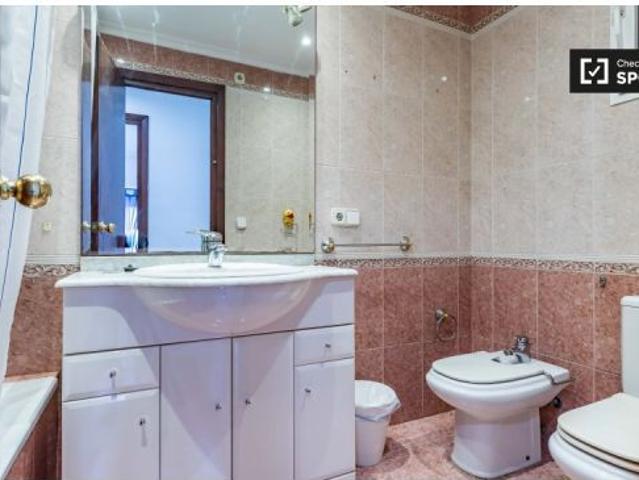 Habitación soleada con cama doble en alquiler en L' Amistat