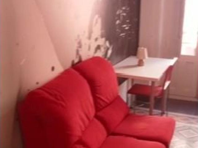 Habitación soleada con cama doble y balcón en alquiler en el centro de la ciudad de Granada