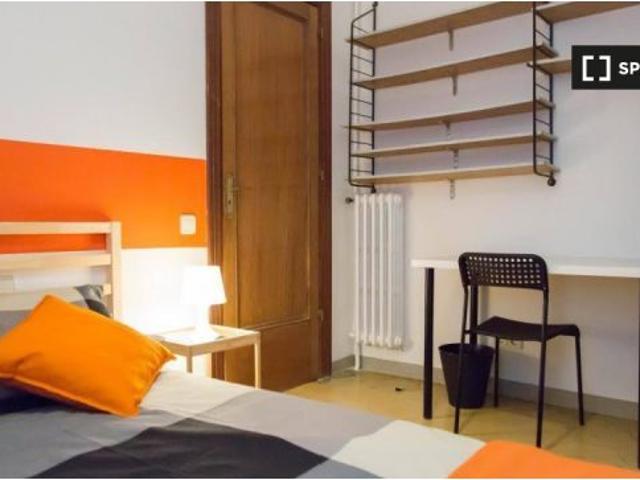 Habitación soleada con cama de matrimonio en alquiler en Eixample Sólo chicas