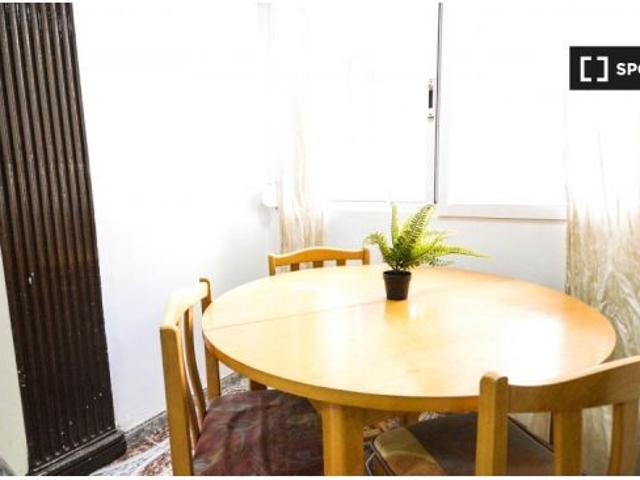 Habitación soleada con cama individual en alquiler en Algirós