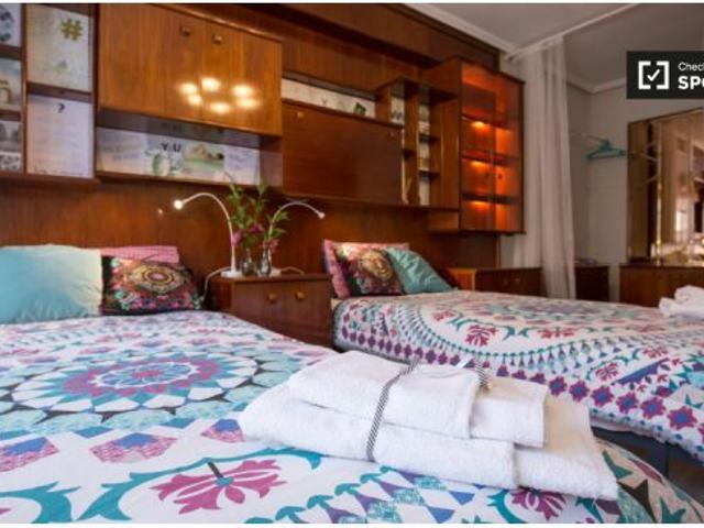 Habitación soleada con estantería en un apartamento de 3 dormitorios en Uribarri