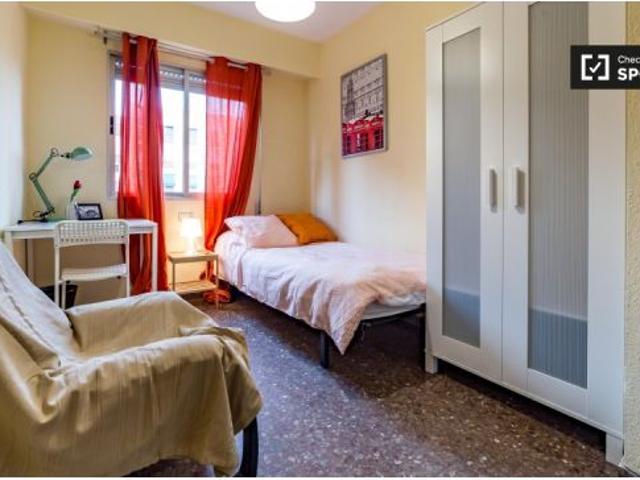 Habitación soleada con llave independiente en apartamento de 5 dormitorios, Algirós