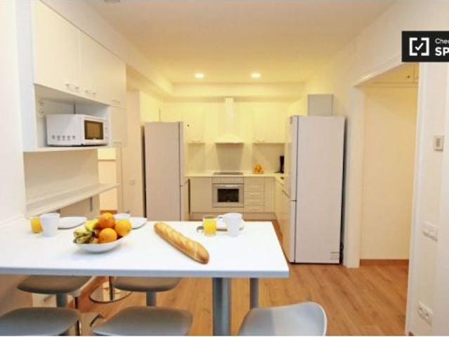 Habitación soleada con parejas permitidas en piso compartido, Eixample
