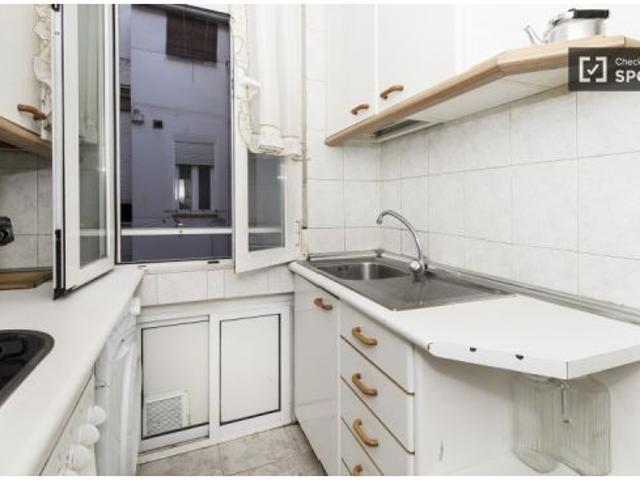 Habitación soleada con ventana con vista a la calle en piso compartido, Malasaña