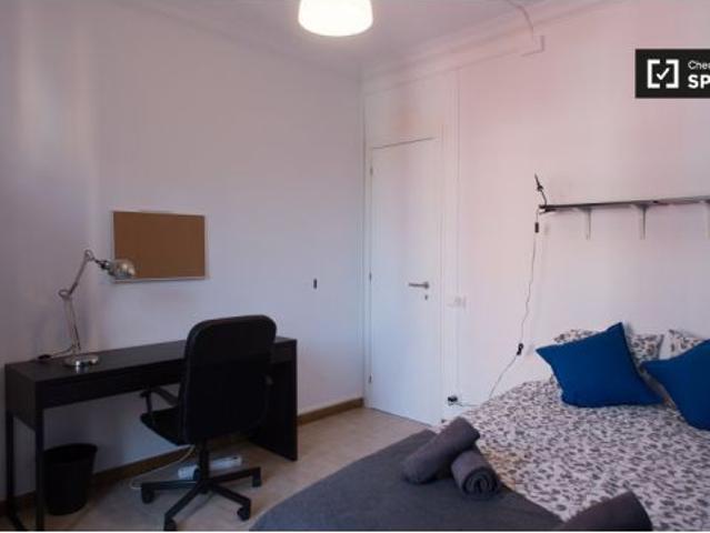 Habitación soleada con ventana con vista a la calle en un apartamento de 4 dormitorios, Poble Sec