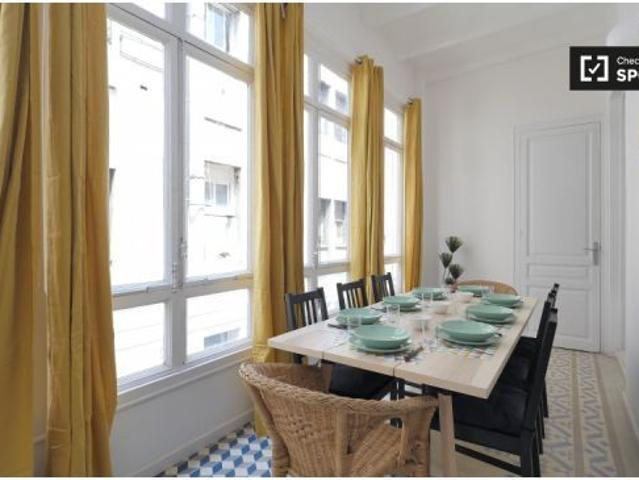 Habitación soleada en alquiler en un apartamento de 9 dormitorios en l' Eixample
