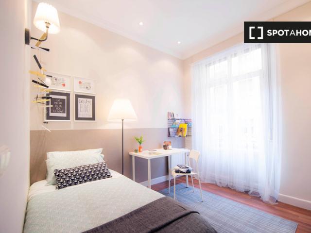 Habitación soleada en apartamento de 3 dormitorios en Uribarri, Bilbao