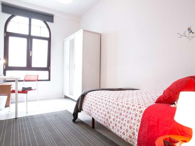Habitación soleada en apartamento de 4 dormitorios, Bilbao la Vieja, Bilbao