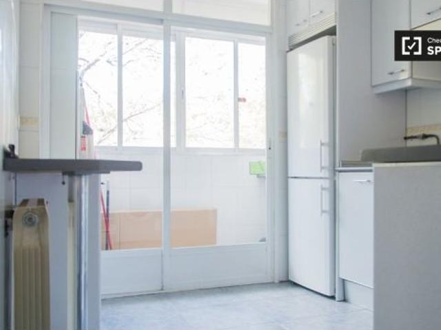 Habitación soleada en apartamento de 4 dormitorios en Usera, Madrid