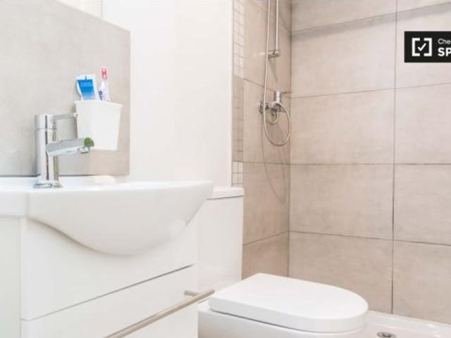 Habitación soleada en apartamento de 5 dormitorios en Burjassot