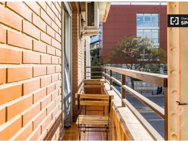 Habitación soleada en apartamento de 5 dormitorios en Campanar