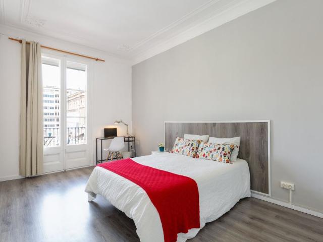 Habitación soleada en Barcelona