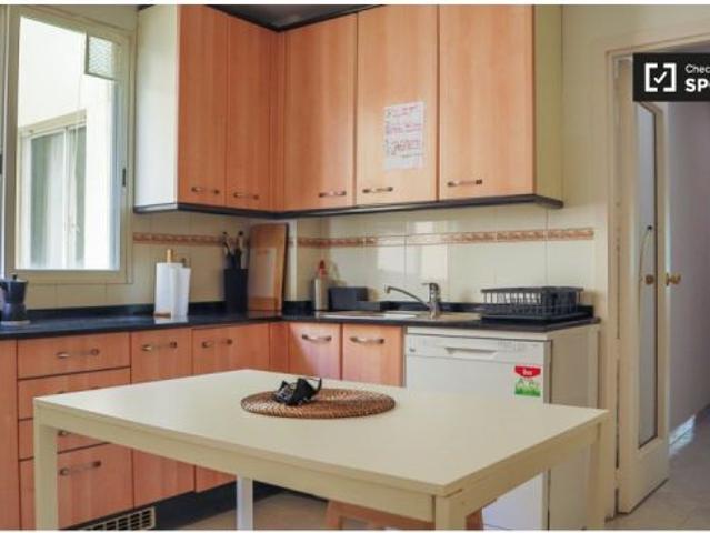 Habitación soleada en piso de 7 habitaciones en Salamanca
