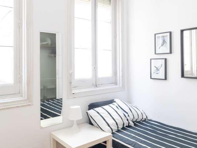 Habitación soleada en piso de 12 habitaciones en Sol, Madrid