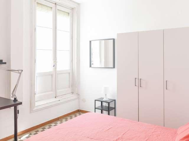 Habitación soleada en piso de 12 habitaciones en Sol, Madrid