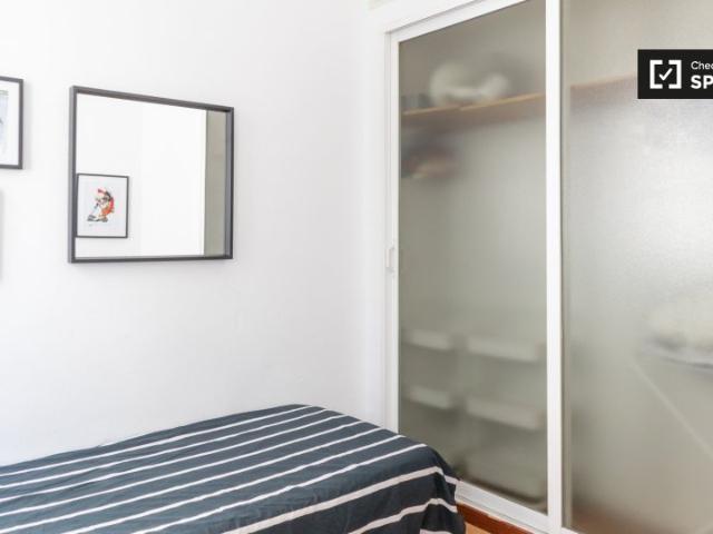 Habitación soleada en piso de 12 habitaciones en Sol, Madrid