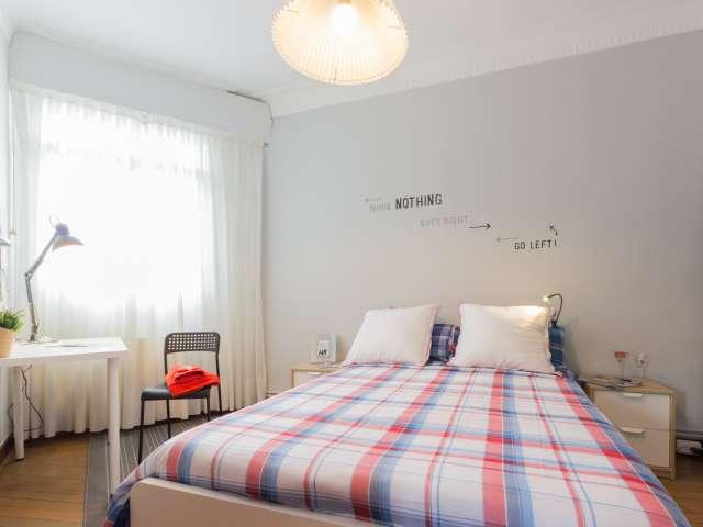 Habitación soleada en un apartamento de 3 dormitorios en Rekalde, Bilbao