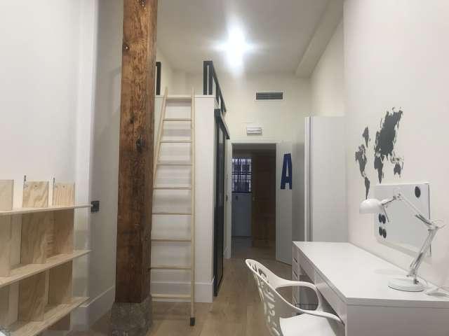 Habitación en piso compartido en alquiler en Embajadores, Madrid
