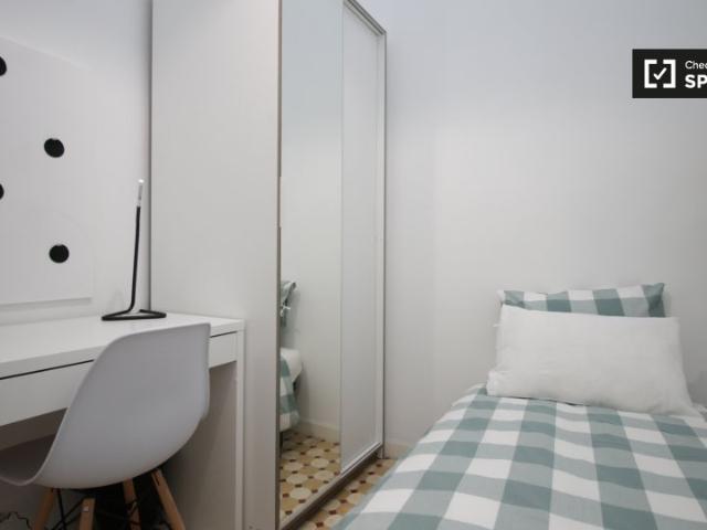 Habitación tranquila en un apartamento de 9 dormitorios en L'Eixample, Barcelona