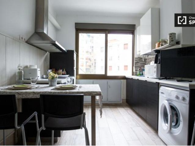 Habitación tradicional con estantería en apartamento de 3 dormitorios en Uribarri