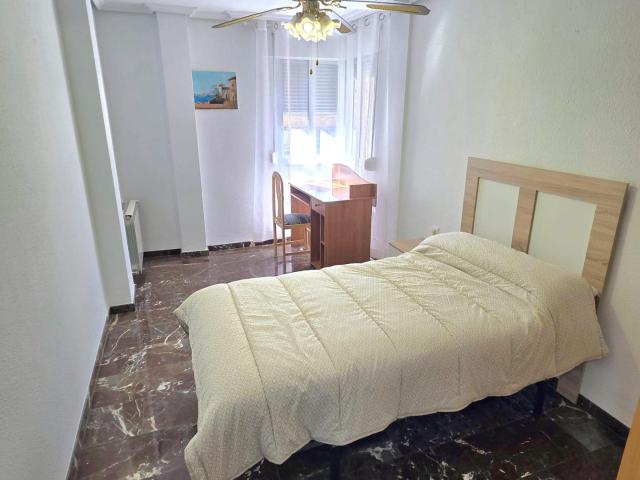 Habitaciones disponibles para estudiantes en Av. Andalucía