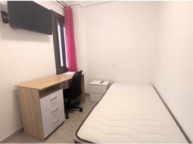¡HABITACIONES EN ALQUILER!