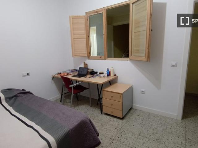 Habitaciones en alquiler en departamento de 9 habitaciones en Av. De Pablo Iglesi