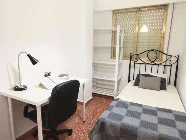 Habitaciones en alquiler en el apartamento de 5 dormitorios en Burjassot, Valencia