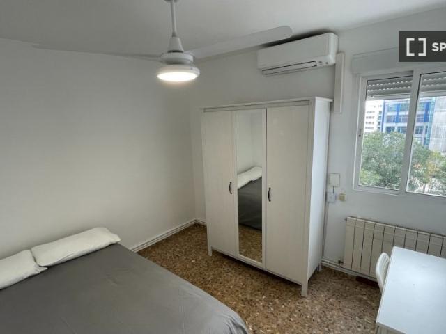 ¡Habitaciones en alquiler en piso de 4 dormitorios en Madrid!