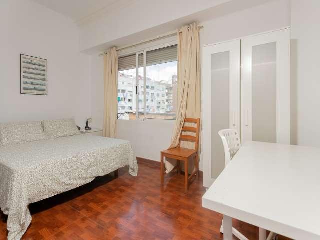 ¡Habitaciones en alquiler en piso de 5 habitaciones en Valencia!