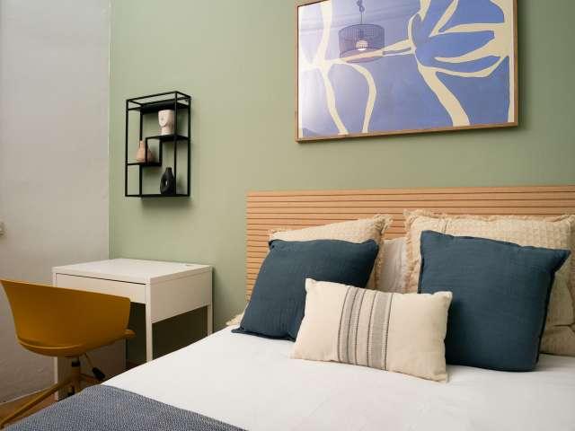 ¡Habitaciones en alquiler en piso de 5 habitaciones en Barcelona!
