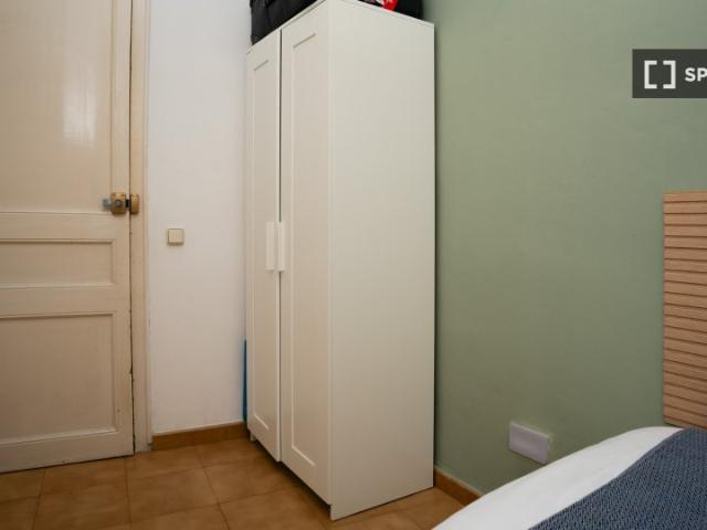 ¡Habitaciones en alquiler en piso de 5 habitaciones en Barcelona!