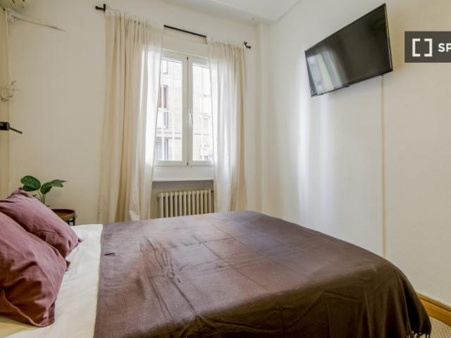 ¡Habitaciones en alquiler en piso de 5 habitaciones en Madrid!