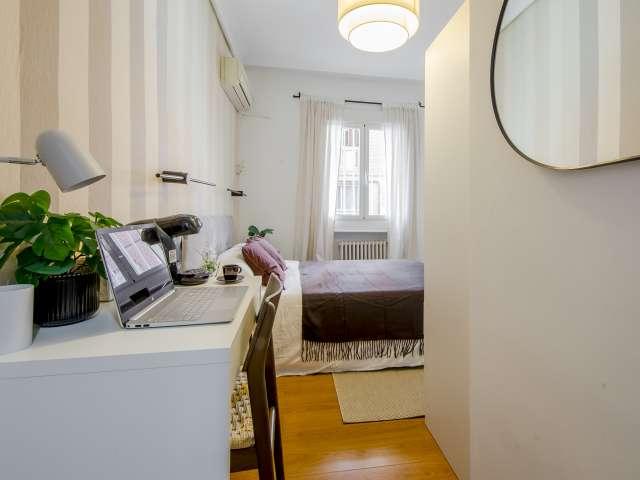 ¡Habitaciones en alquiler en piso de 5 habitaciones en Madrid!
