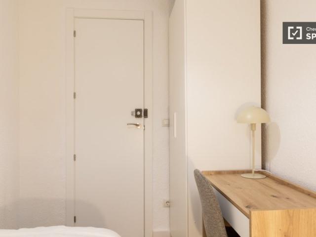 Habitaciones en alquiler en piso de 5 habitaciones en San Blas, Madrid