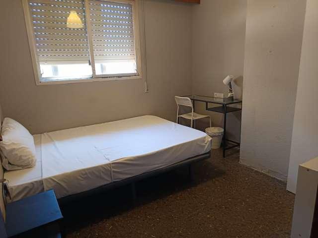 ¡Habitaciones en alquiler en piso de 6 dormitorios en Valencia!