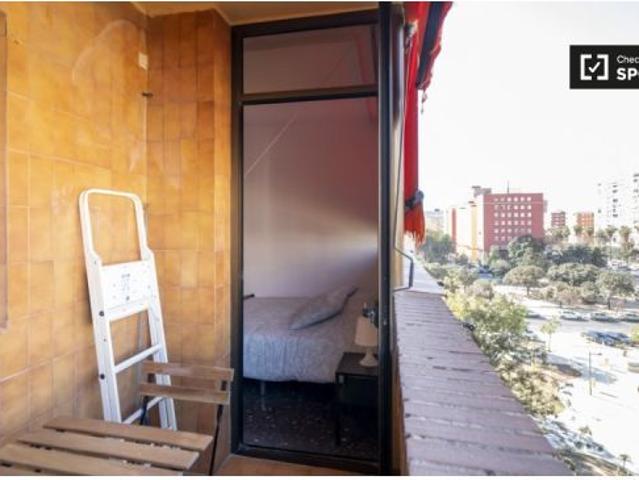 ¡Habitaciones en alquiler en piso de 6 dormitorios en Valencia!