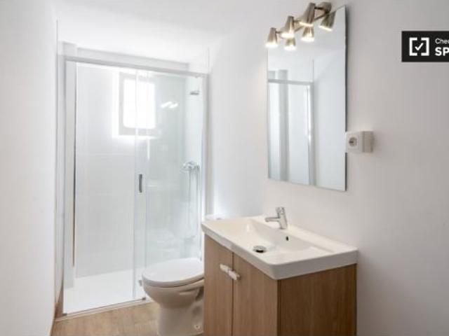 ¡Habitaciones en alquiler en piso de 6 habitaciones en Valencia!
