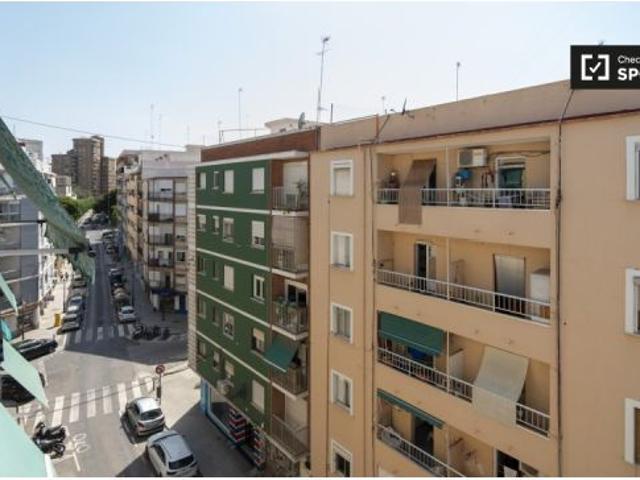¡Habitaciones en alquiler en piso de 6 habitaciones en Valencia!