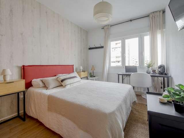 ¡Habitaciones en alquiler en piso de 6 habitaciones en Madrid!