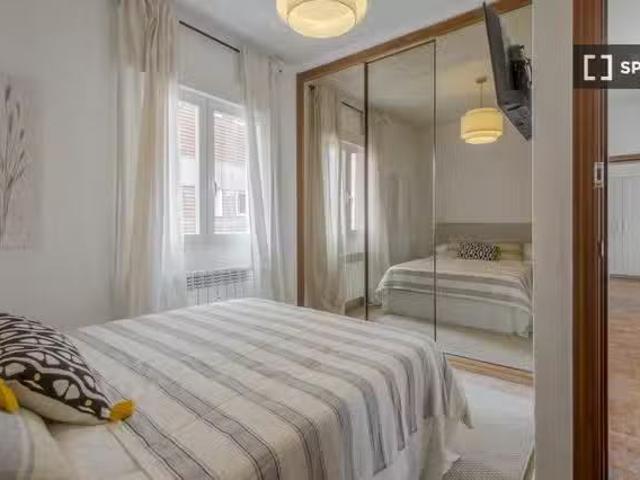 ¡Habitaciones en alquiler en piso de 6 habitaciones en Madrid!